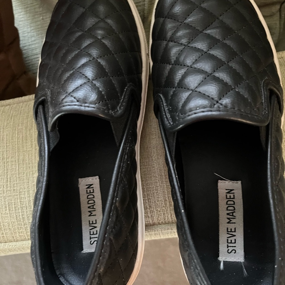 Steve Madden Black Quilted women’s Loafers